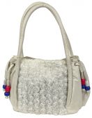 Белая женская сумка из натуральной кожи украшена мелкими цветочками из текстиля