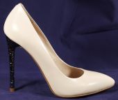 Стильные, женские туфли, выполнены из светло-бежевой кожи, на шпильке 12 см. Подкладка и стелька из натуральной кожи.